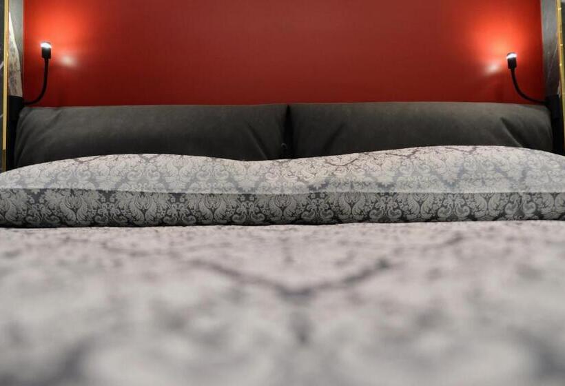 سوئیت با وان آب گرم, The Boutique Napoli Suite
