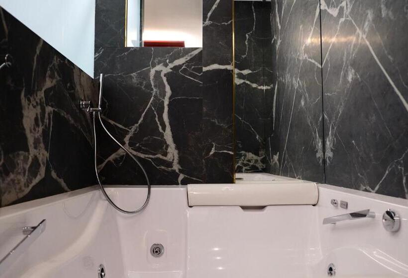 سوئیت با وان آب گرم, The Boutique Napoli Suite