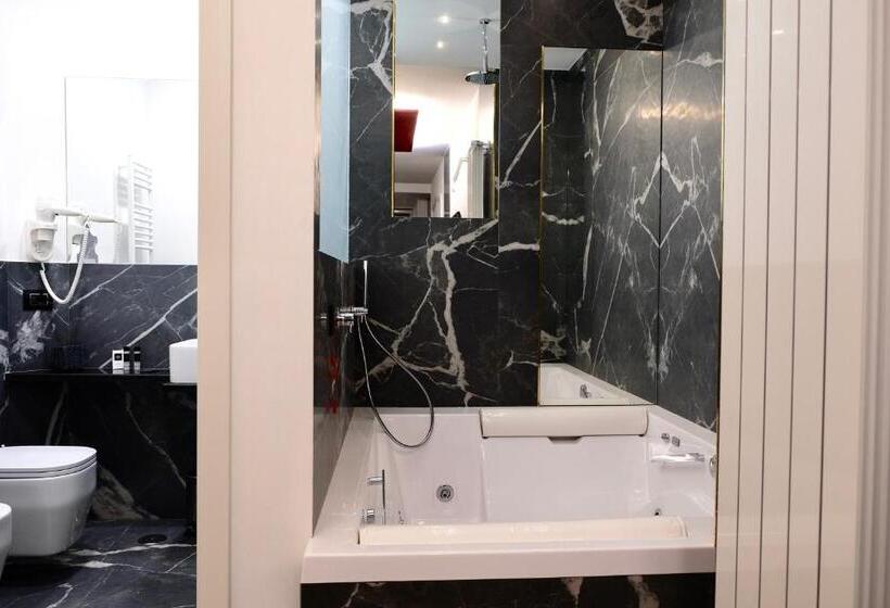 سوئیت با وان آب گرم, The Boutique Napoli Suite