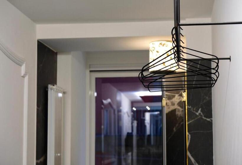 سوئیت با وان آب گرم, The Boutique Napoli Suite