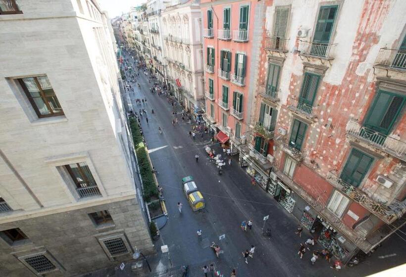 سوئیت با تخت بزرگ, The Boutique Napoli Suite