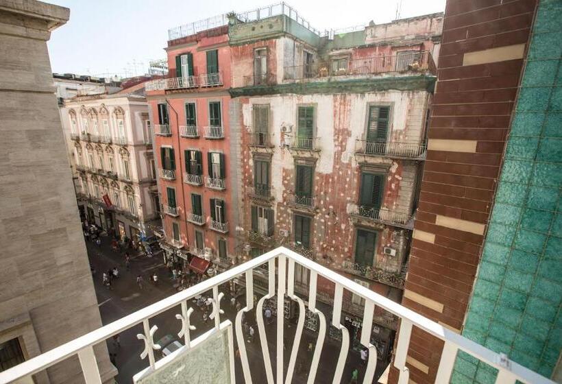 سوئیت با تخت بزرگ, The Boutique Napoli Suite