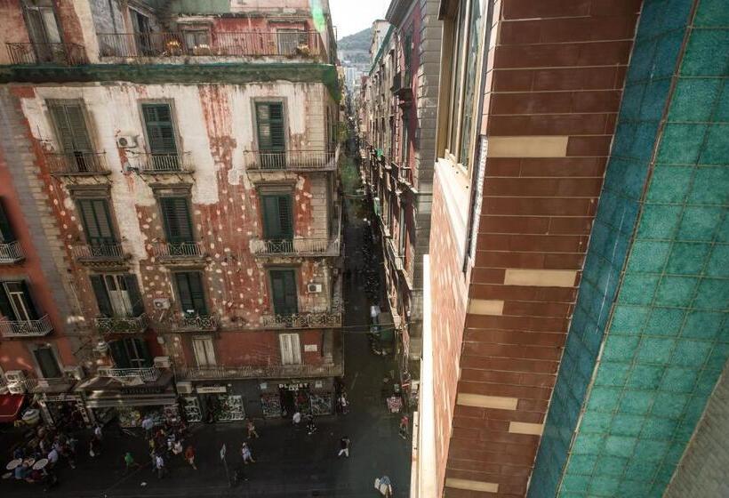 سوئیت با تخت بزرگ, The Boutique Napoli Suite
