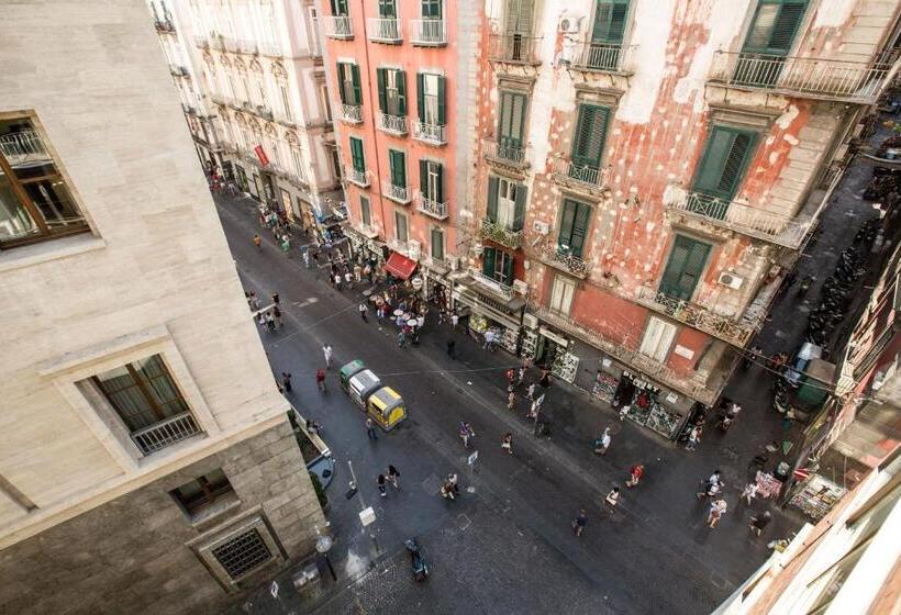 سوئیت با تخت بزرگ, The Boutique Napoli Suite