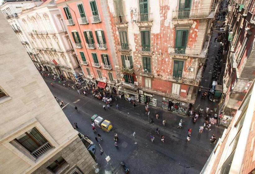 سوئیت با تخت بزرگ, The Boutique Napoli Suite