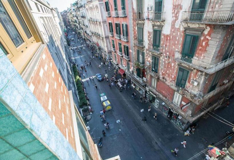 اتاق لوکس سه تخته, The Boutique Napoli Suite