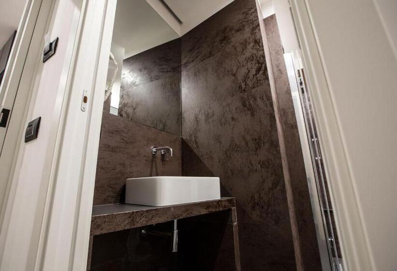 اتاق لوکس سه تخته, The Boutique Napoli Suite