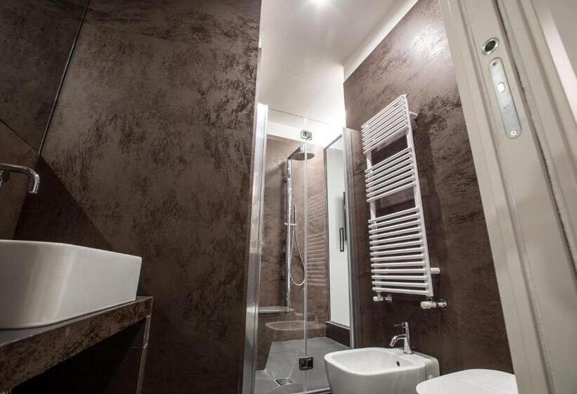 اتاق لوکس سه تخته, The Boutique Napoli Suite