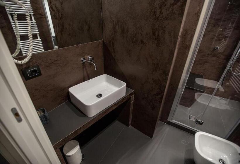 اتاق لوکس سه تخته, The Boutique Napoli Suite