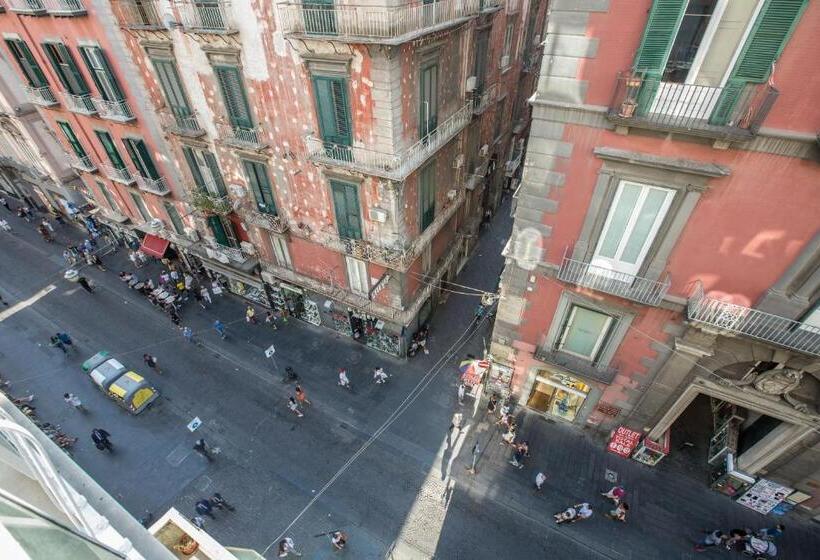 اتاق لوکس سه تخته, The Boutique Napoli Suite