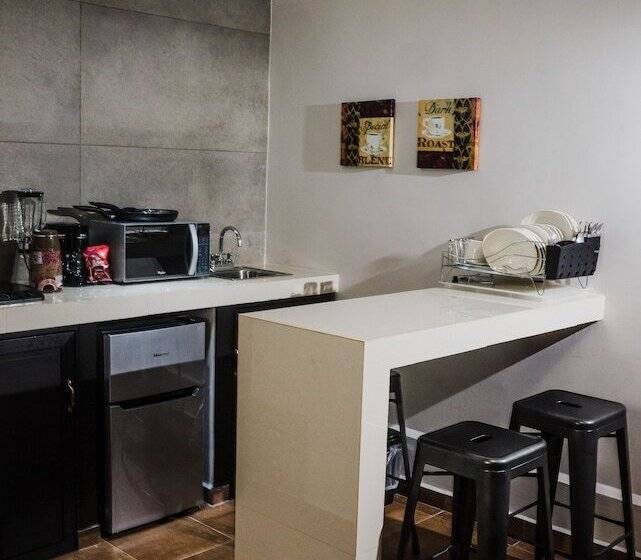 جناح جونيور, Careyes