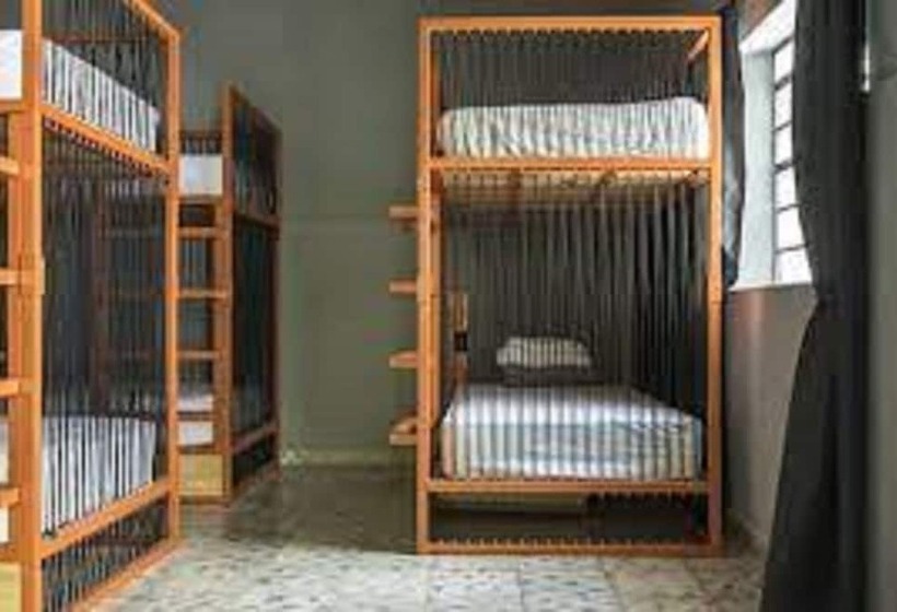 共用房间的床, El Tigre De Santiago