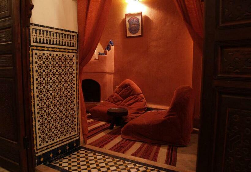 اتاق راحتی, Nadir Home