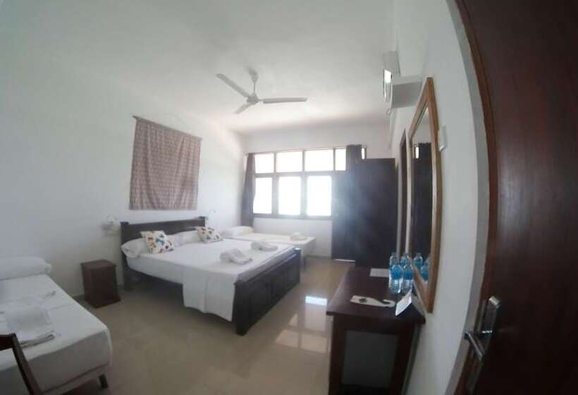 Ekonomiskt Rum, Coral Seas Beach Hikkaduwa