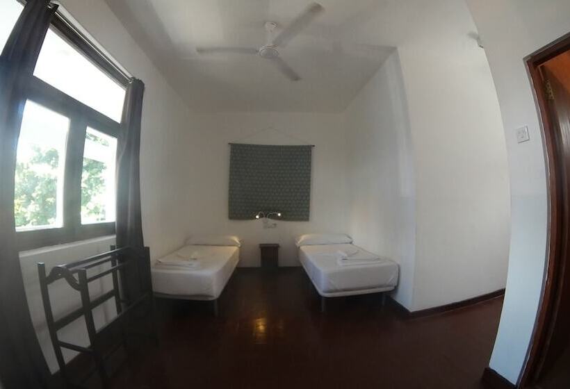 Standardrum, Coral Seas Beach Hikkaduwa