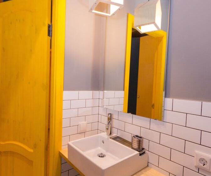 Кровать в Общей Комнате, Inwood Hostel