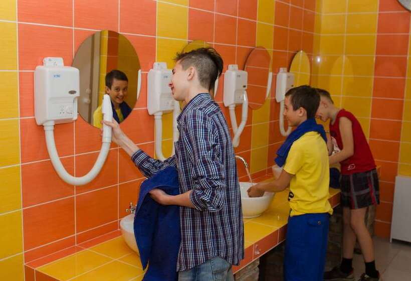 تختخواب در اتاق مشترک, Lucky Hostel