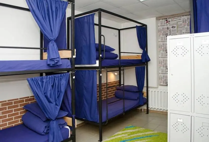 تختخواب در اتاق مشترک, Lucky Hostel