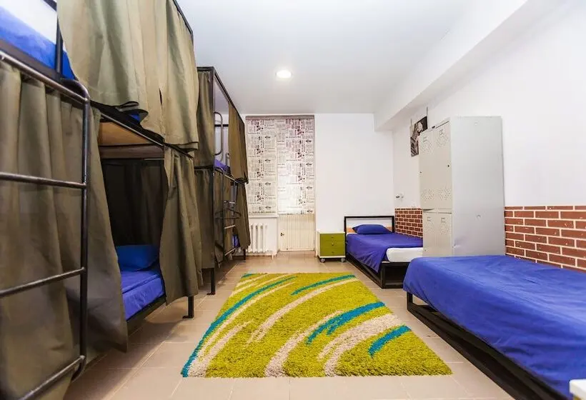 تختخواب در اتاق مشترک, Lucky Hostel