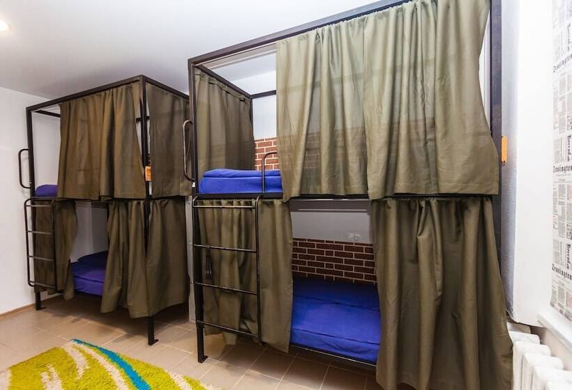 تختخواب در اتاق مشترک, Lucky Hostel