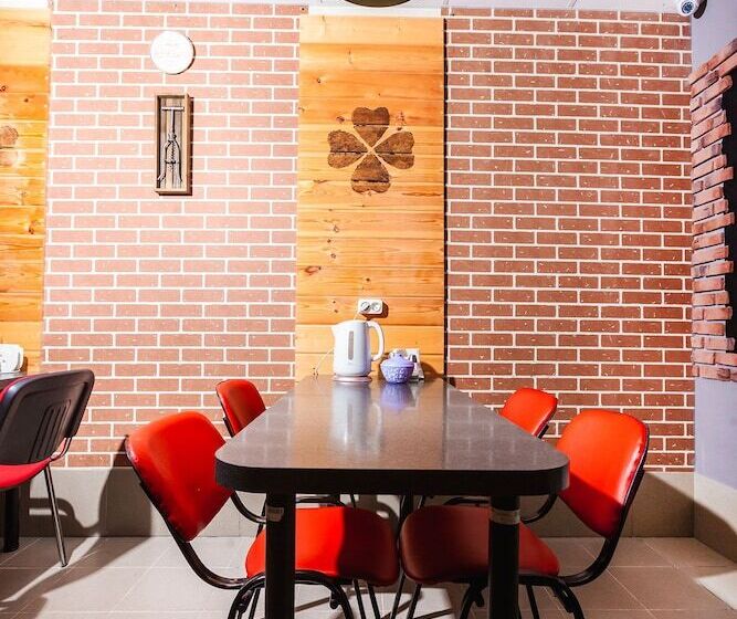 تختخواب در اتاق مشترک, Lucky Hostel