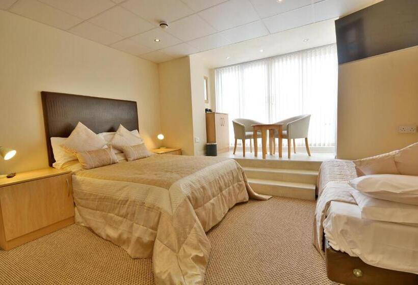 Camera Tripla Classica con Balcone, Stuart