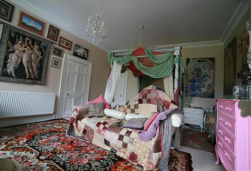 Номер Deluxe, The Covenstead