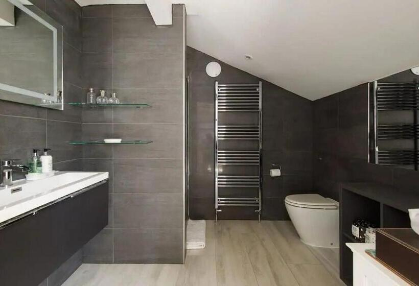 四人标准间, The Kite House