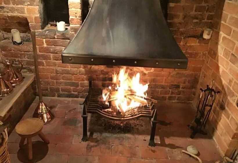 バス共有のスタンダードルーム, The Rag House