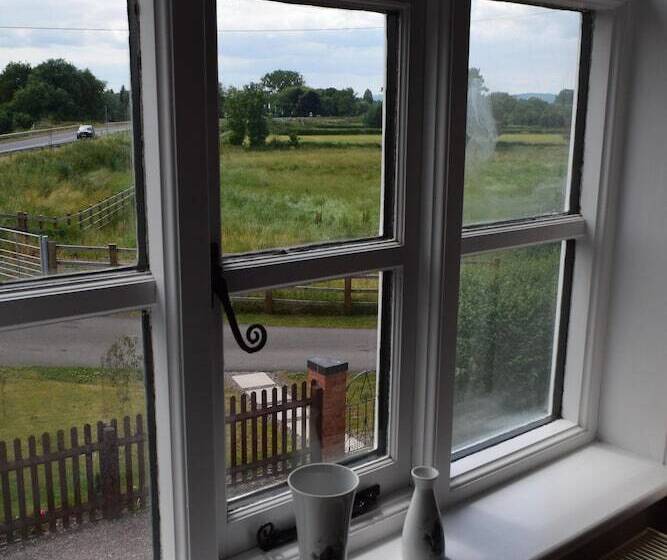 バス共有のスタンダードルーム, The Rag House