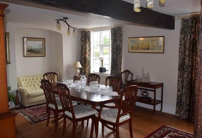 バスルーム共有のシングルスタンダード, The Rag House