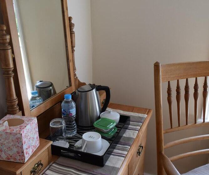 バスルーム共有のシングルスタンダード, The Rag House