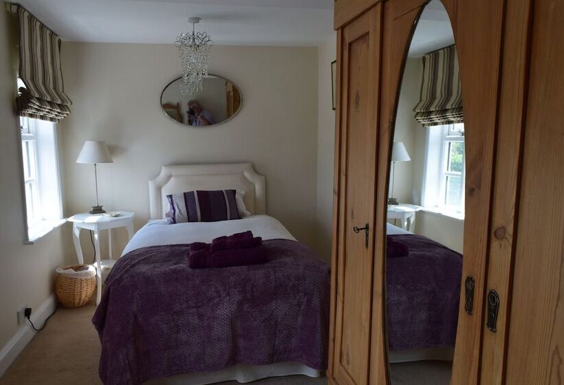 バスルーム共有のシングルスタンダード, The Rag House