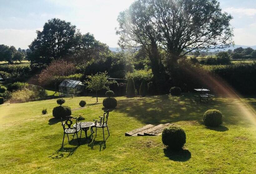 バスルーム共有のシングルスタンダード, The Rag House