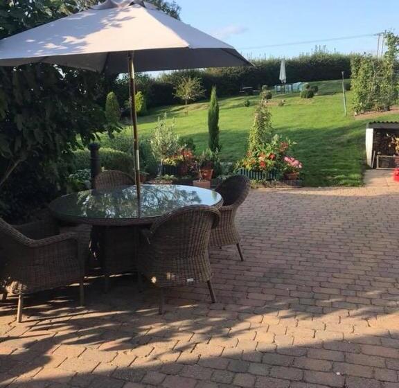 バスルーム共有のシングルスタンダード, The Rag House