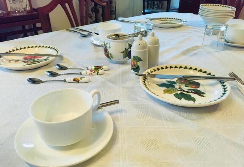 バスルーム共有のシングルスタンダード, The Rag House