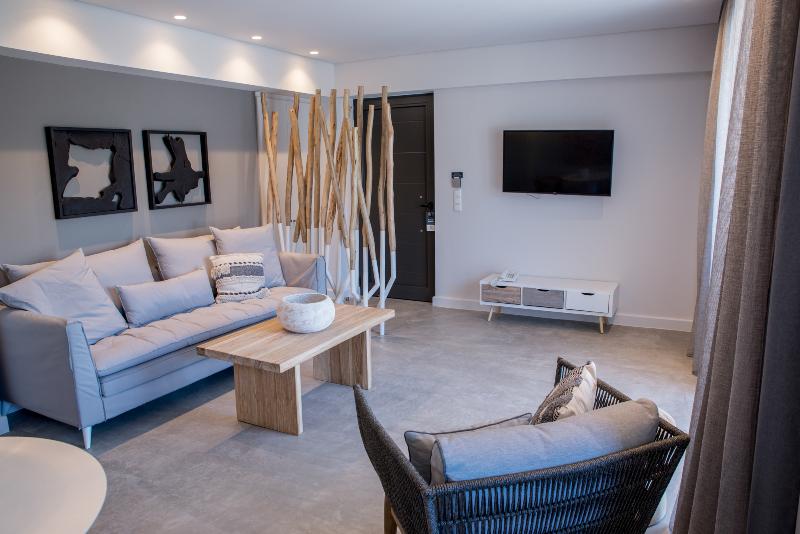 측면 바다 전망 스위트, Crystal Waters