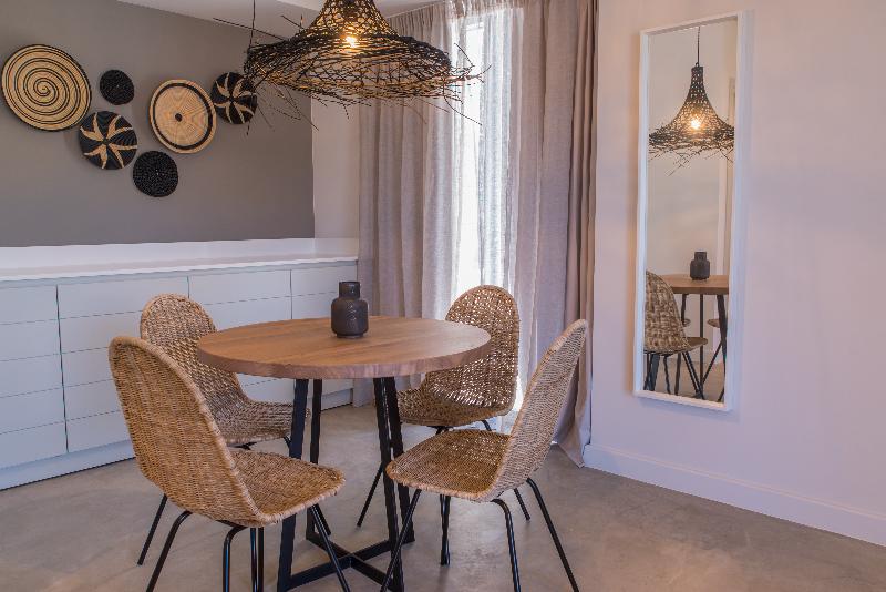 측면 바다 전망 스위트, Crystal Waters