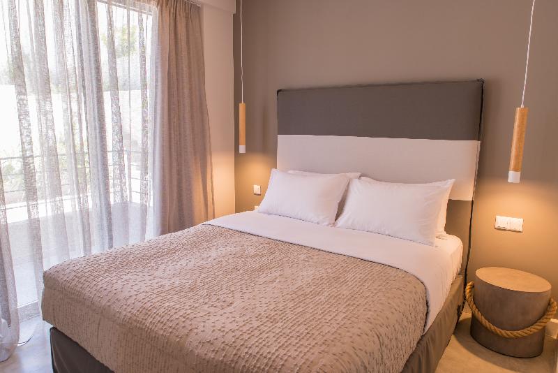 이그제큐티브 스위트, Crystal Waters