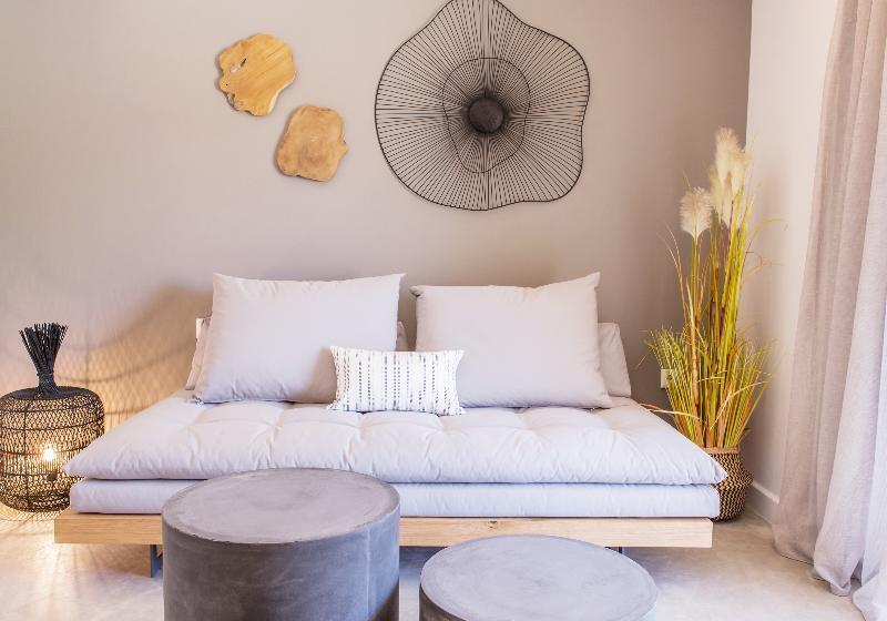 이그제큐티브 스위트, Crystal Waters