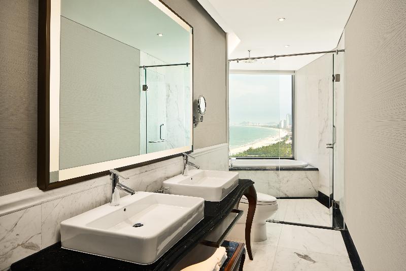 Suite King Size Bed, Four Points By Sheraton Danang