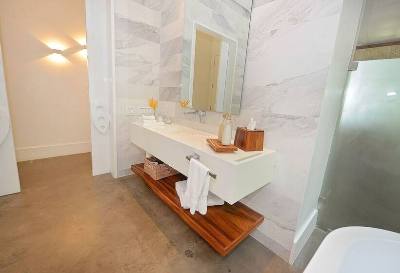 Deluxe Suite King Bed, Ibagari Boutique