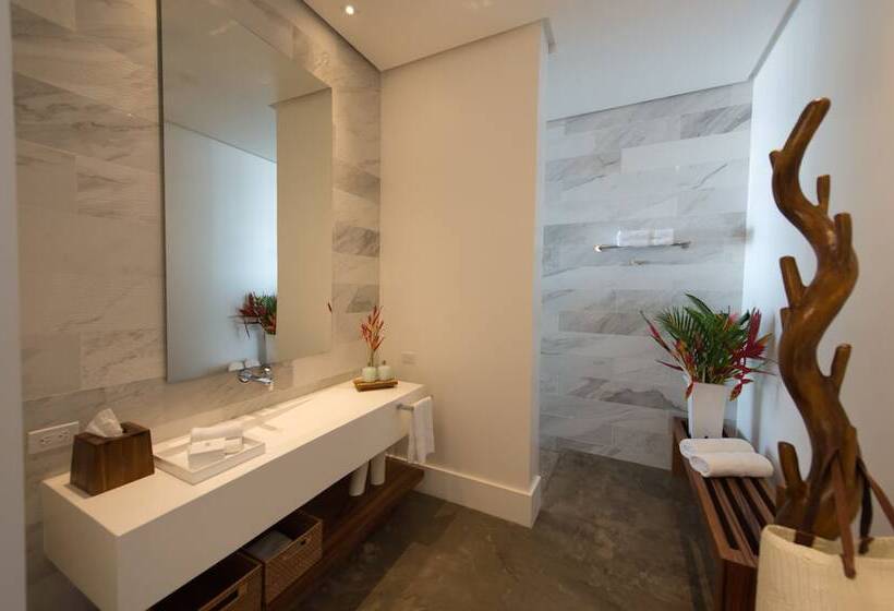 Deluxe Suite King Bed, Ibagari Boutique