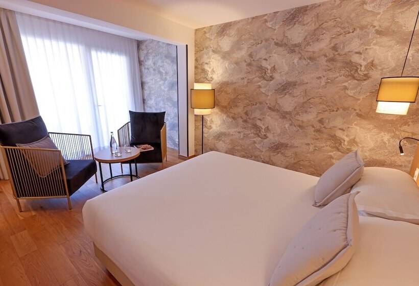 Cameră Superior cu Priveliște către Oraș, Onda