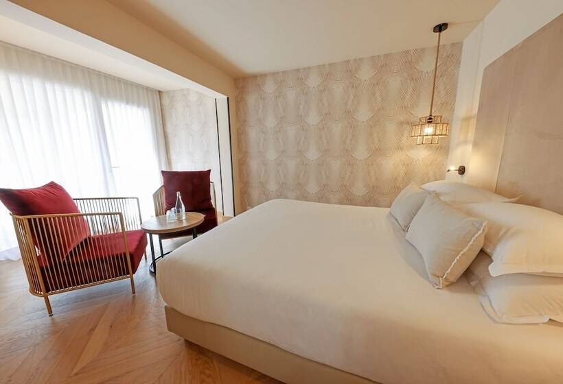 Cameră Superior cu Priveliște către Oraș, Onda