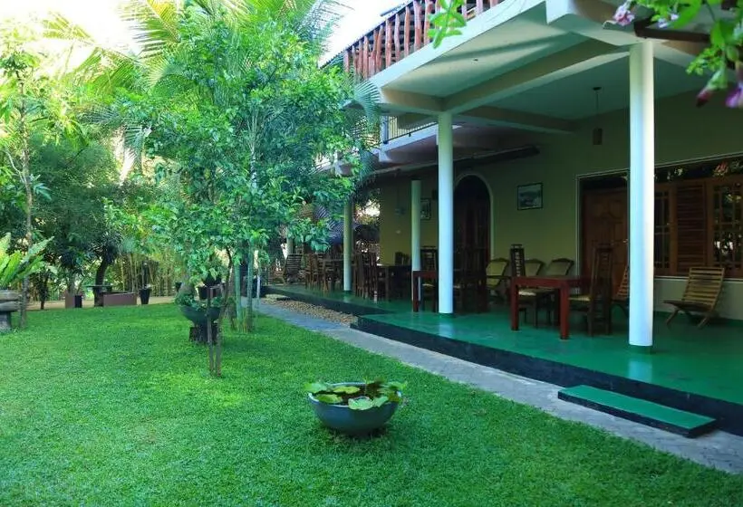 Perhesviitti, Yala River Face Inn