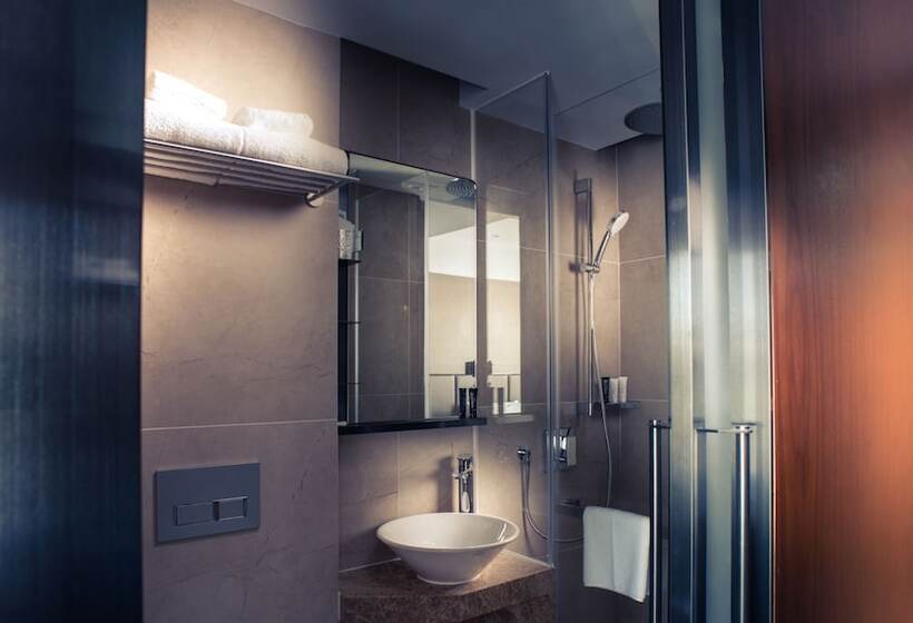 اتاق سوپریور, Soravit On Granville