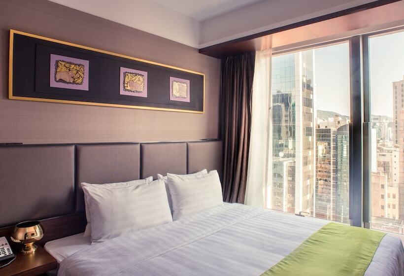 اتاق لوکس, Soravit On Granville