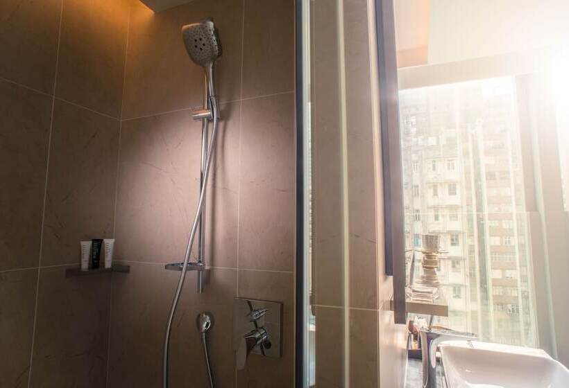 اتاق اجرایی, Soravit On Granville