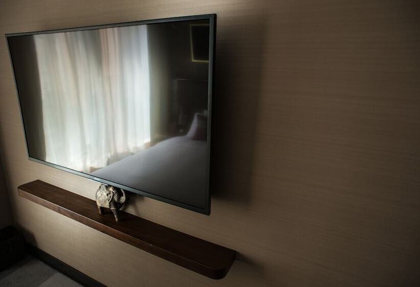 اتاق اجرایی, Soravit On Granville